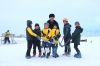 Жители села Долон зимой играют в хоккей на замерзшем озере