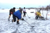 Жители села Долон зимой играют в хоккей на замерзшем озере